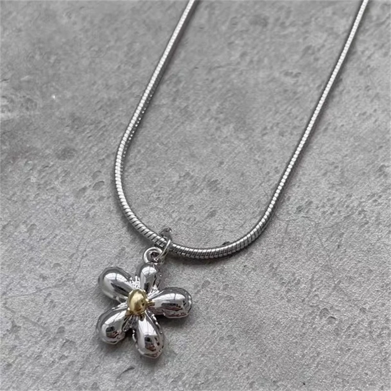 Collier avec fleur design argenté