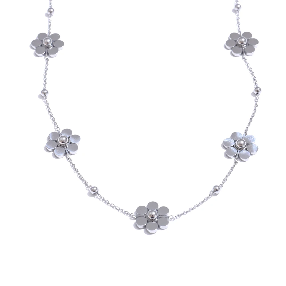 Collier avec fleurs multiples argenté