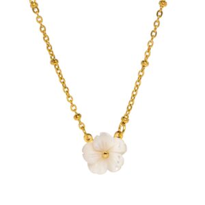 Collier doré avec fleur blanche
