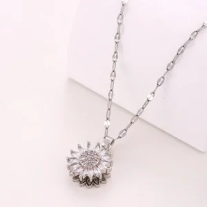 Collier fleur argentée rotative