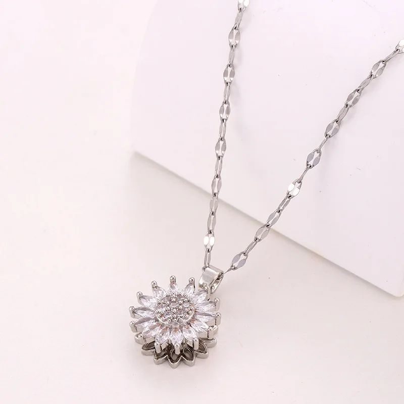 Collier fleur argentée rotative