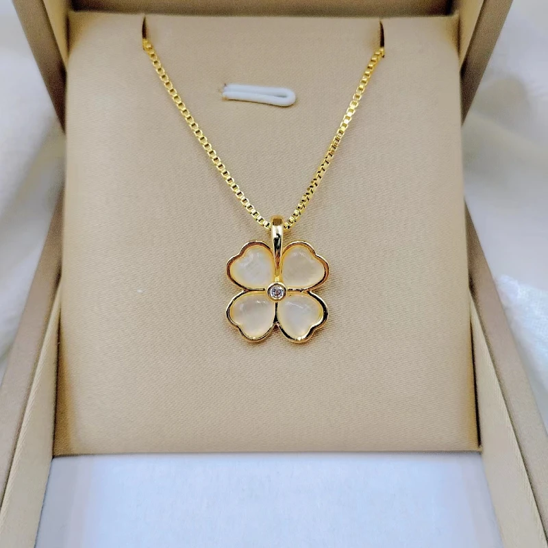 Collier fleur résine blanc et doré