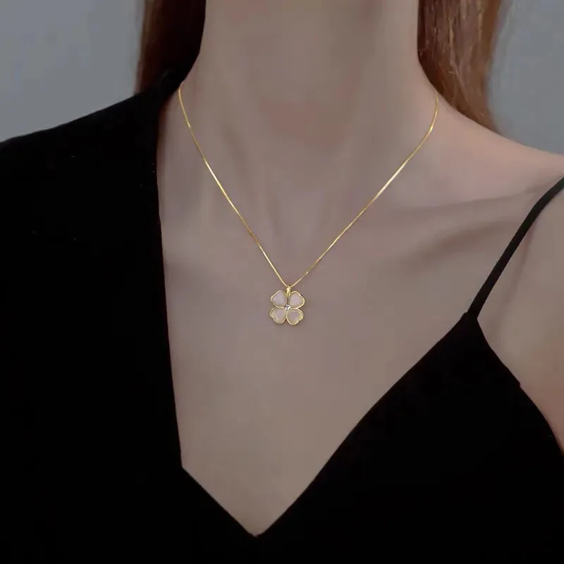Collier fleur résine blanc et doré