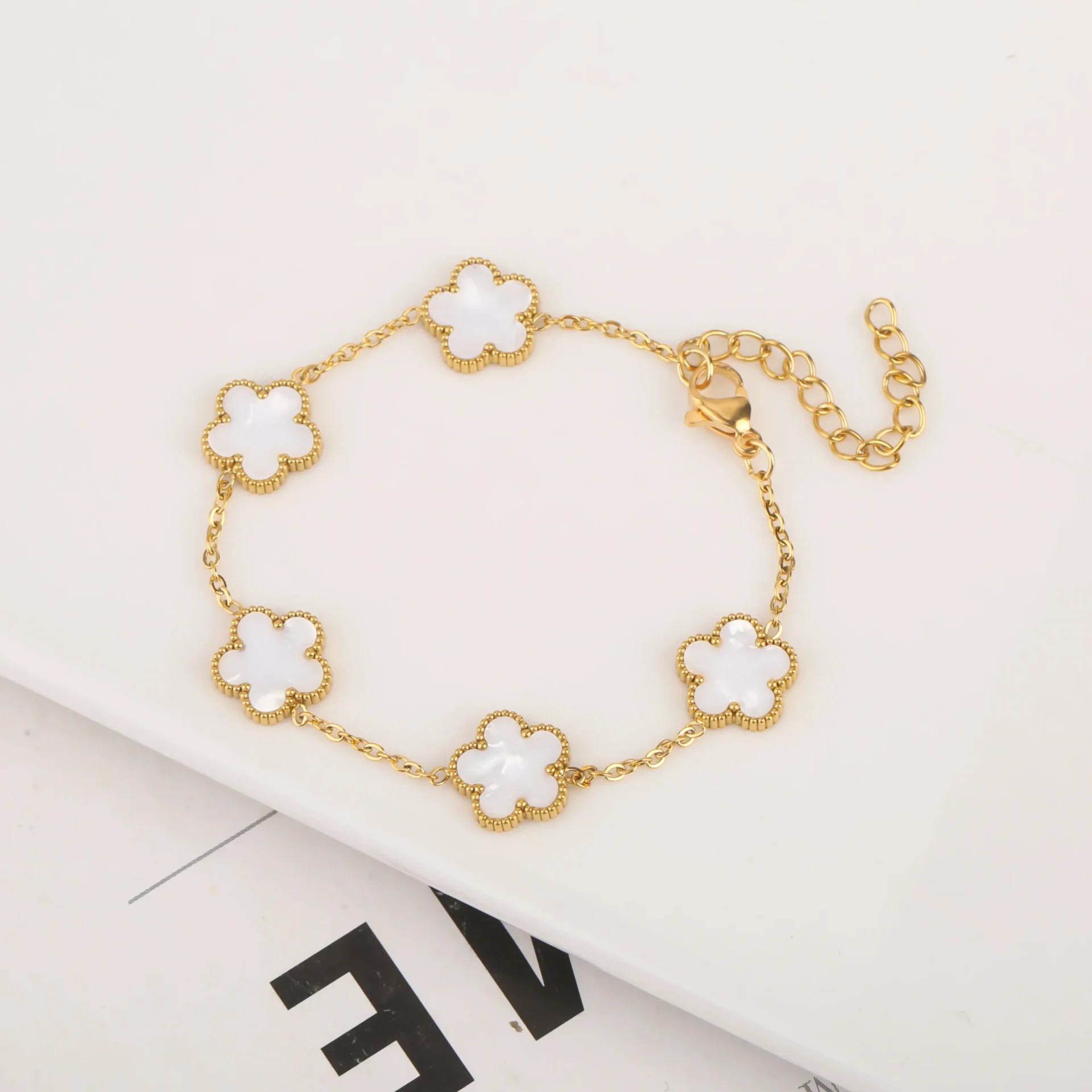 Bracelet fleurs blanc nacré or