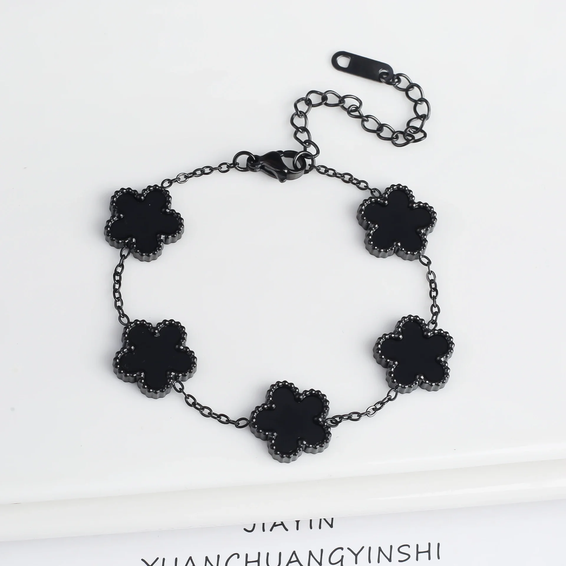 Bracelet fleurs noir laquƩ