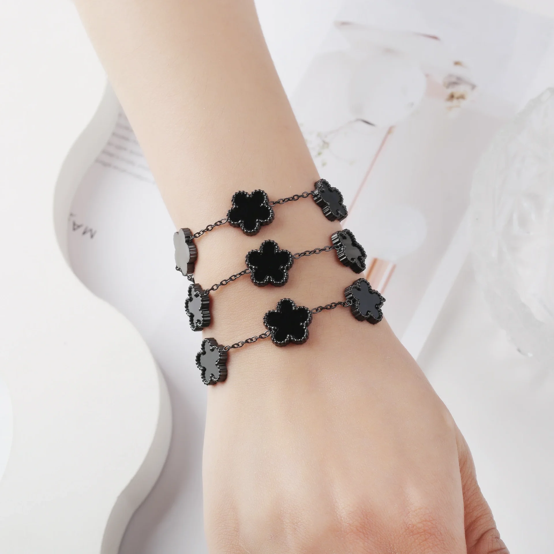 Bracelet fleurs noir laquƩ