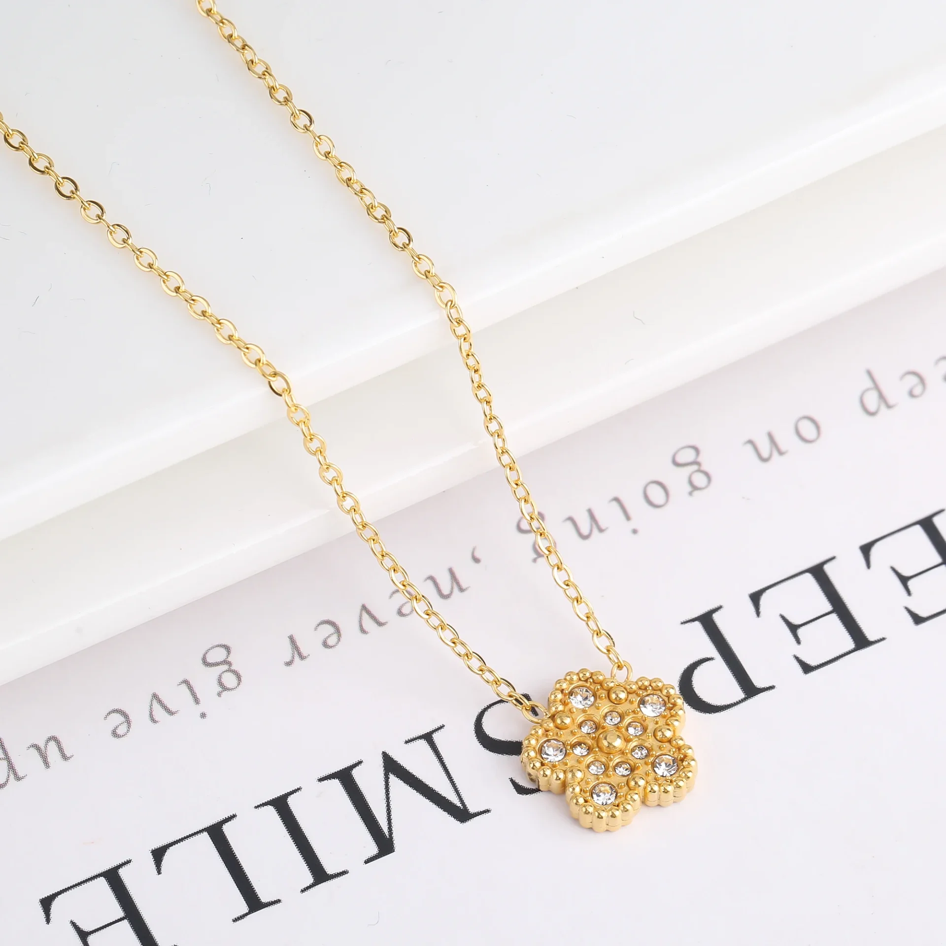 Collier fleur or brillant avec cristaux