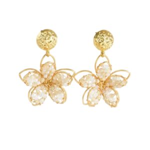 Boucles d'oreilles fleurs dorées à perles blanches