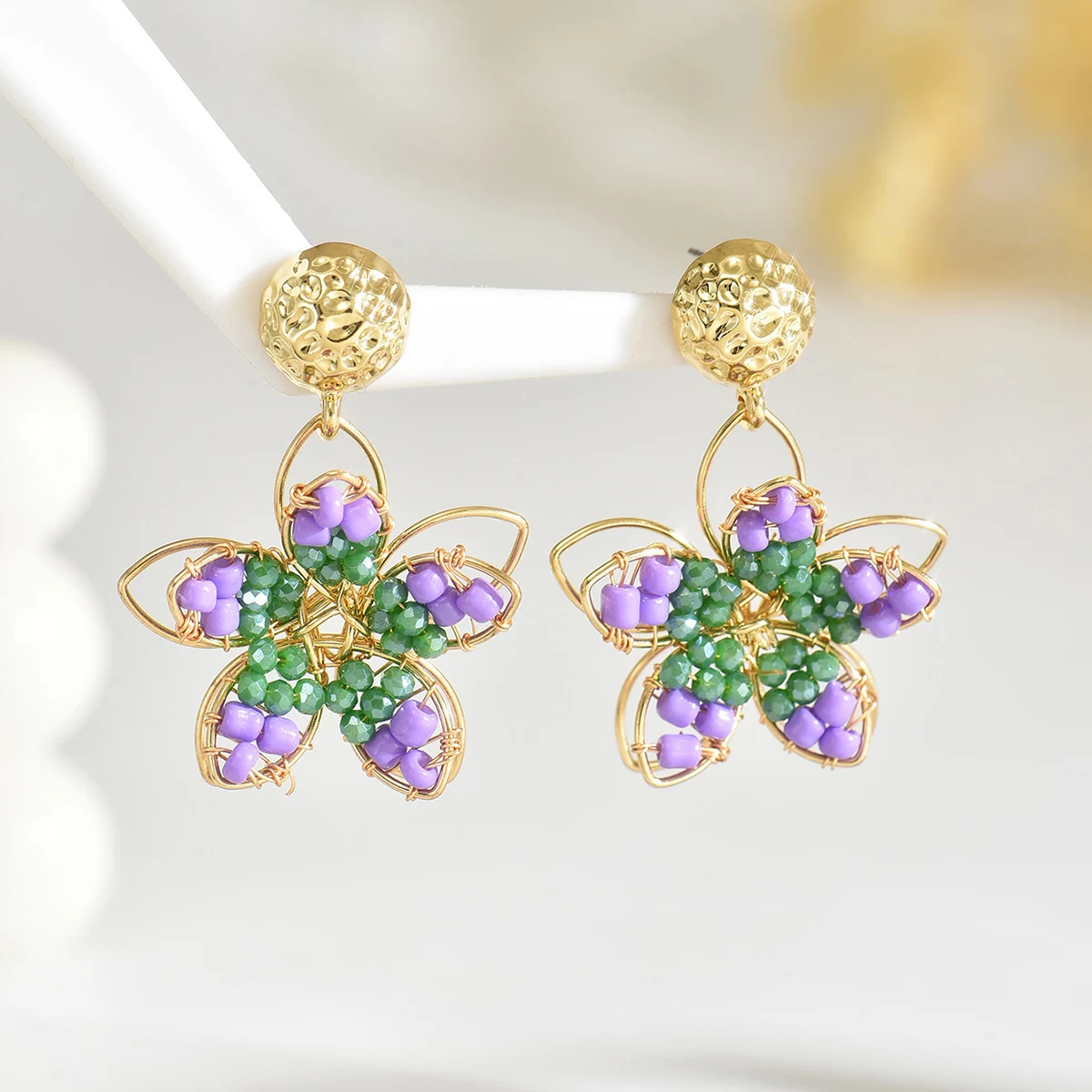 Boucles d'oreilles fleurs dorées à perles violettes et vertes